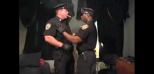  Policiais fazendo Troca-Troca